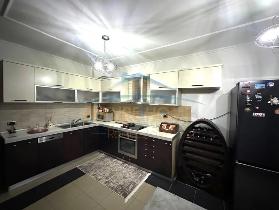 Tirane, jepet me qera apartament 1+1 Kati 3, 83 m² 800 € 