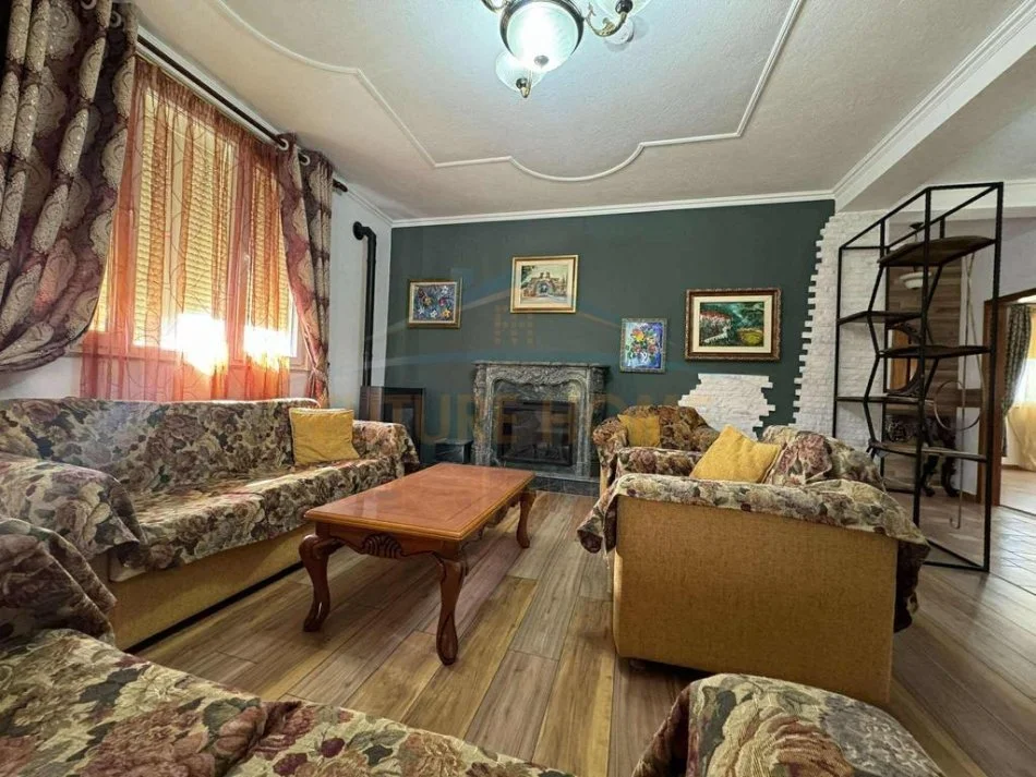 Tirane, jepet me qera Vile 3+1 Kati 3, 1.200 m² 2.000 € (Farke)   UNA55952