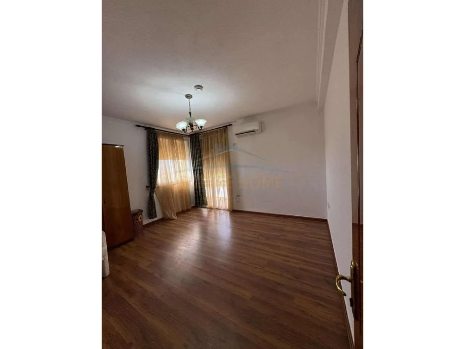 Tirane, jepet me qera Vile 3+1 Kati 3, 1.200 m² 2.000 € (Farke)   UNA55952