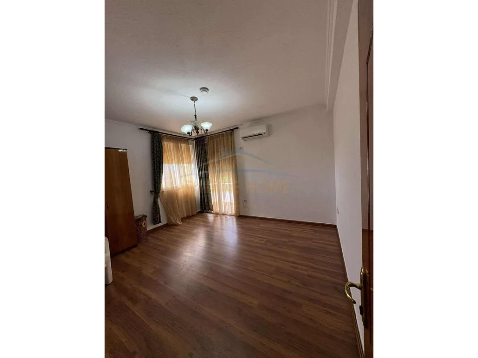 Tirane, jepet me qera Vile 4+1+Aneks+Ballkon Kati 0, 1.200 m² 2.000 € (Farke)
