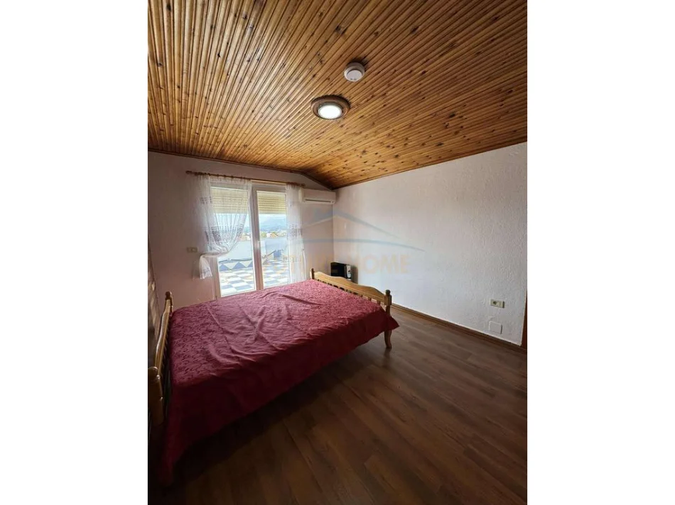 Tirane, jepet me qera Vile 4+1+Aneks+Ballkon Kati 0, 1.200 m² 2.000 € (Farke)