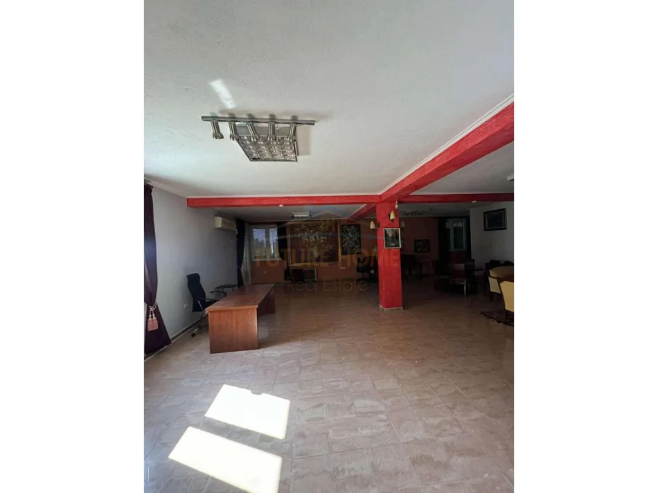 Tirane, jepet me qera Vile 4+1+Aneks+Ballkon Kati 0, 1.200 m² 2.000 € (Farke)
