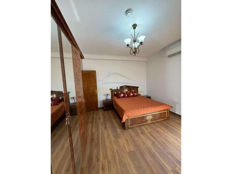 Tirane, jepet me qera Vile 3+1 Kati 3, 1.200 m² 2.000 € (Farke)   UNA55952