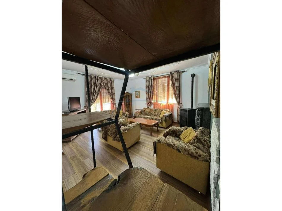 Tirane, jepet me qera Vile 3+1 Kati 3, 1.200 m² 2.000 € (FARKE)   UNA55952