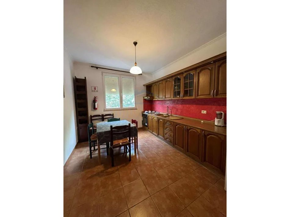 Tirane, jepet me qera Vile 4+1+Aneks+Ballkon Kati 0, 1.200 m² 2.000 € (Farke)