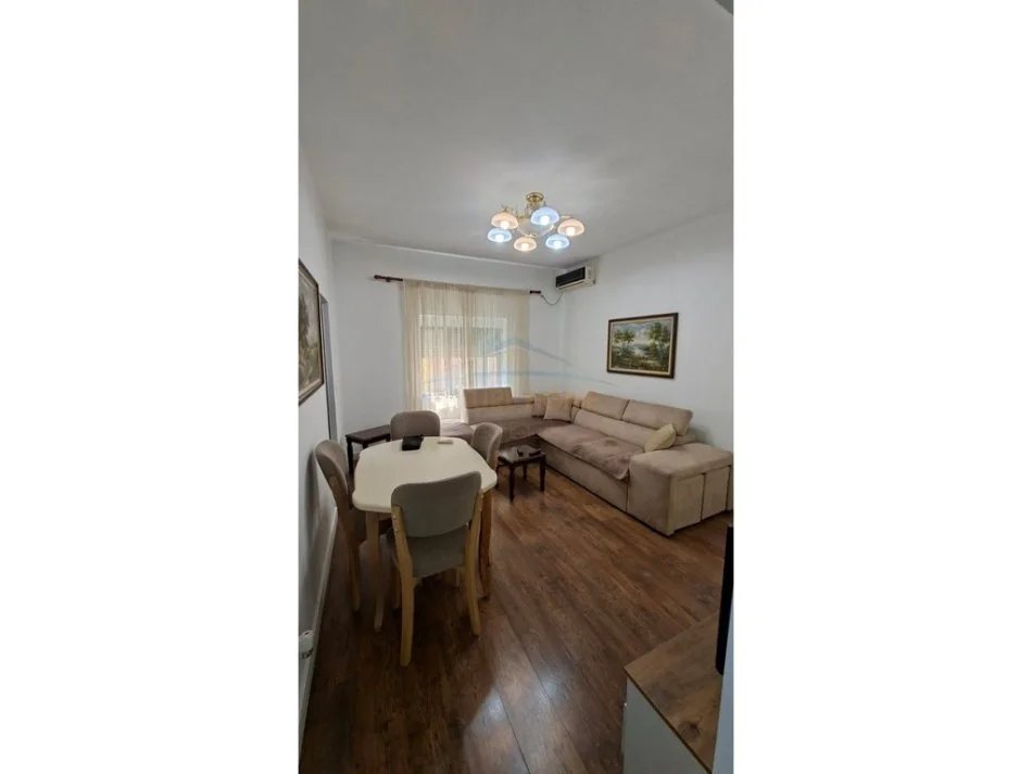 Tirane, jepet me qera apartament 2+1+2 Kati 2, 76 m² 700 €