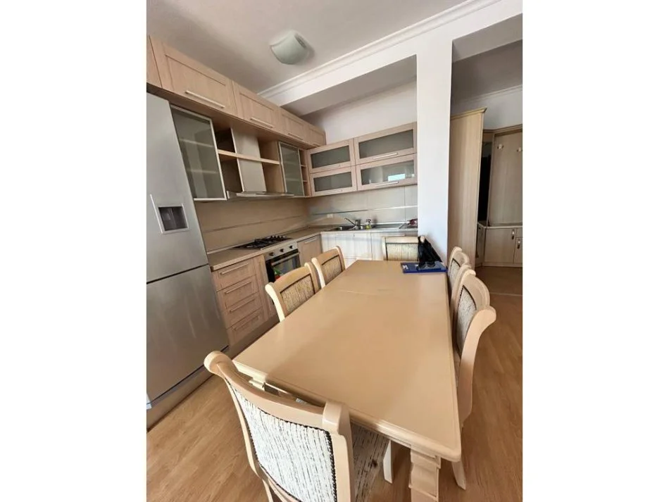 Tirane, jepet me qera apartament 2+1+Ballkon Kati 6, 95 m² 450 € (Fresku, Tirane)