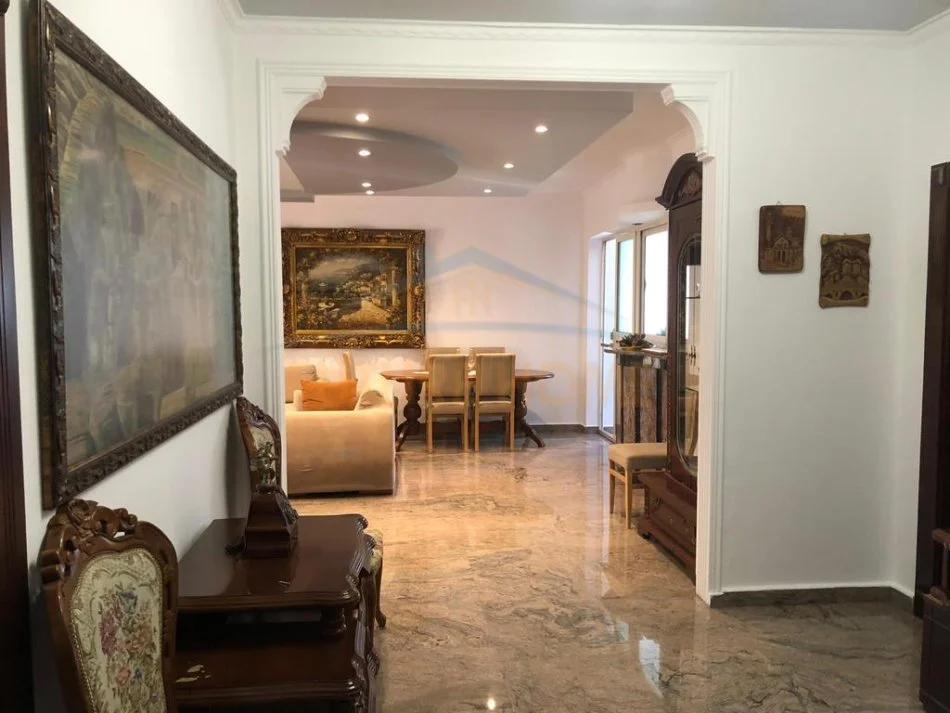 Tirane, jepet me qera apartament 2+1+Ballkon Kati 6, 112 m² 1.000 € (Bulevard Zogu i I prane qendres.)