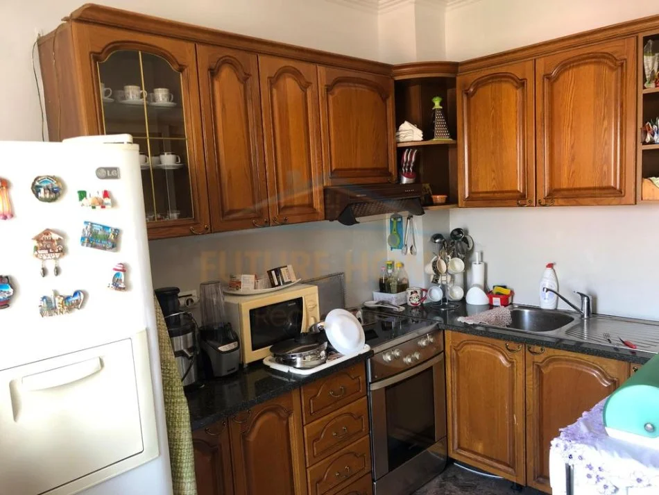 Tirane, jepet me qera apartament 2+1+Ballkon Kati 6, 112 m² 1.000 € (Bulevard Zogu i I prane qendres.)