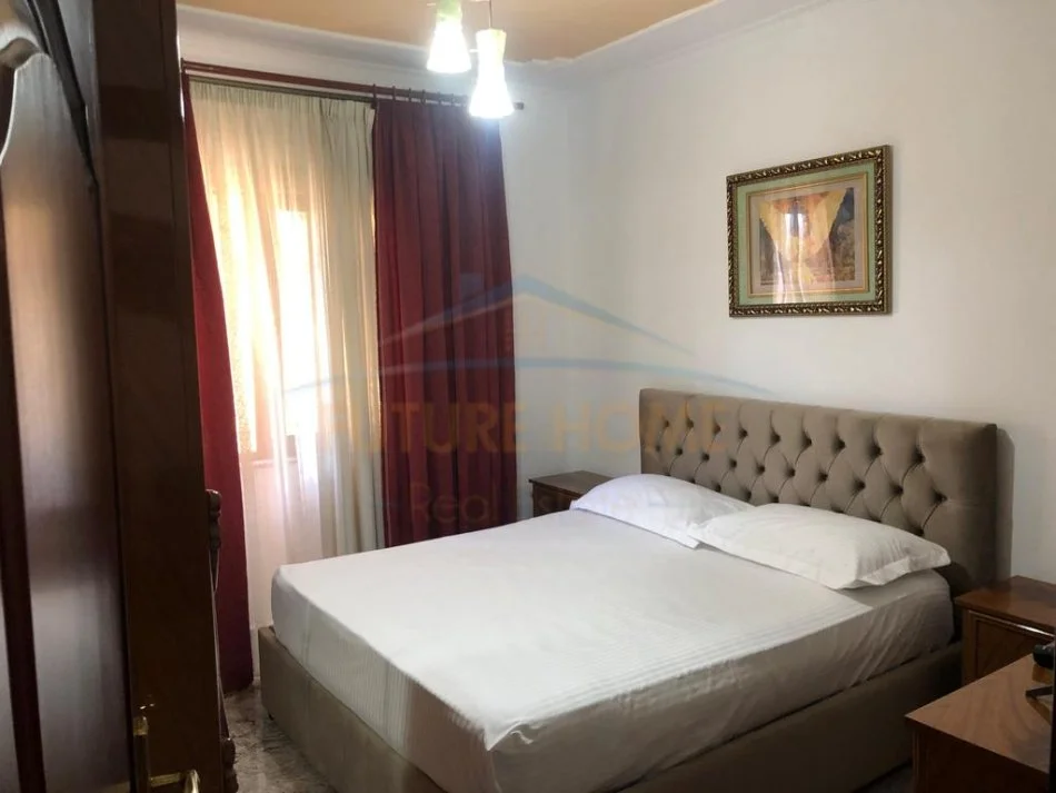 Tirane, jepet me qera apartament 2+1+Ballkon Kati 6, 112 m² 1.000 € (Bulevard Zogu i I prane qendres.)