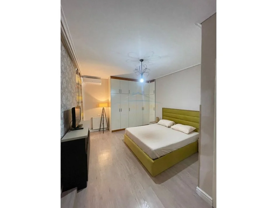 Tirane, jepet me qera apartament 2+1+Ballkon Kati 7, 110 m² 700 € 