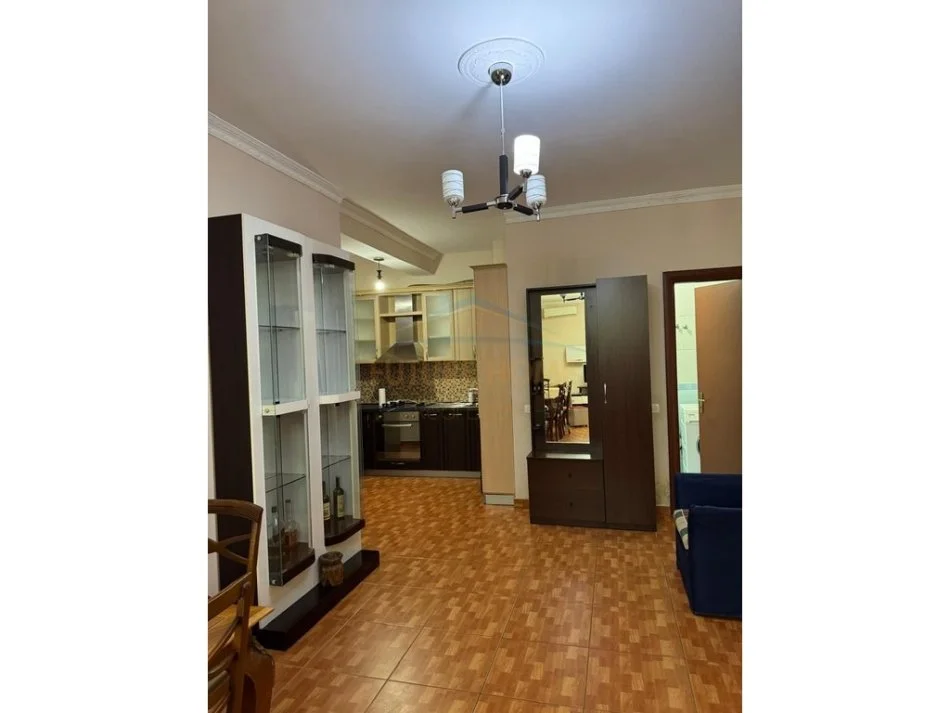 Tirane, jepet me qera apartament 2+1 Kati 2, 115 m² 420 € 