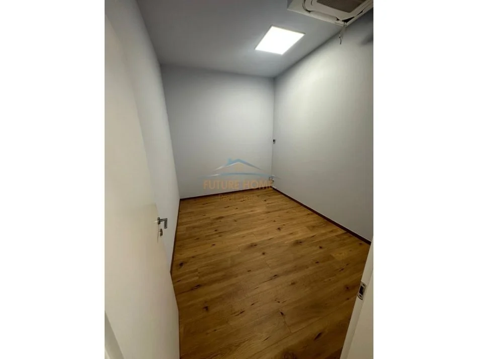 Tirane, jepet me qera zyre Kati 2, 440 m² 7.500 € (KOMPLEKSI DELI JORGJI)