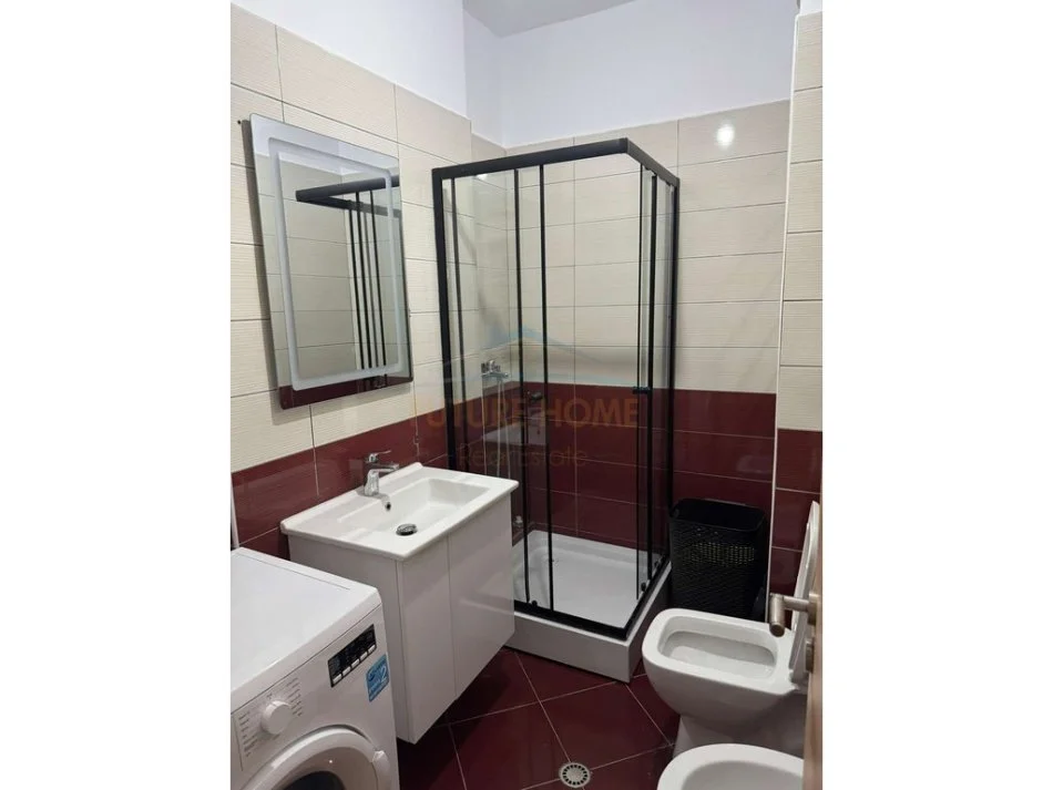 Tirane, jepet me qera apartament 2+1+Ballkon Kati 8, 98 m² 500 € (Unaza e Re)