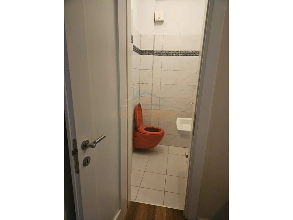 Tirane, jepet me qera Vile 3+1 Kati 3, 160 m² 550 € 