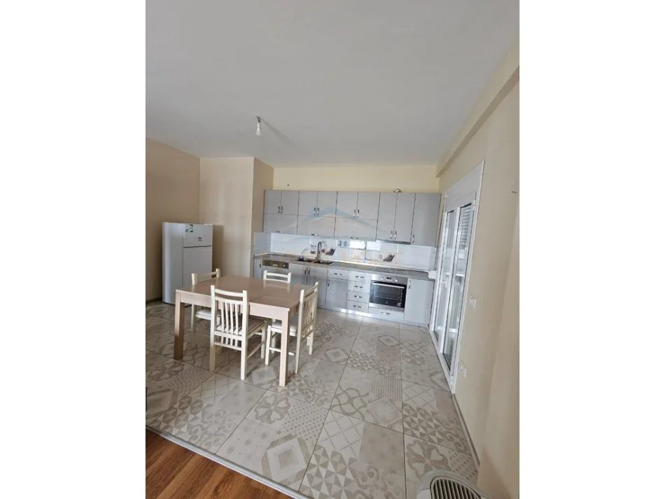 Tirane, jepet me qera Vile 3+1 Kati 3, 160 m² 550 € 