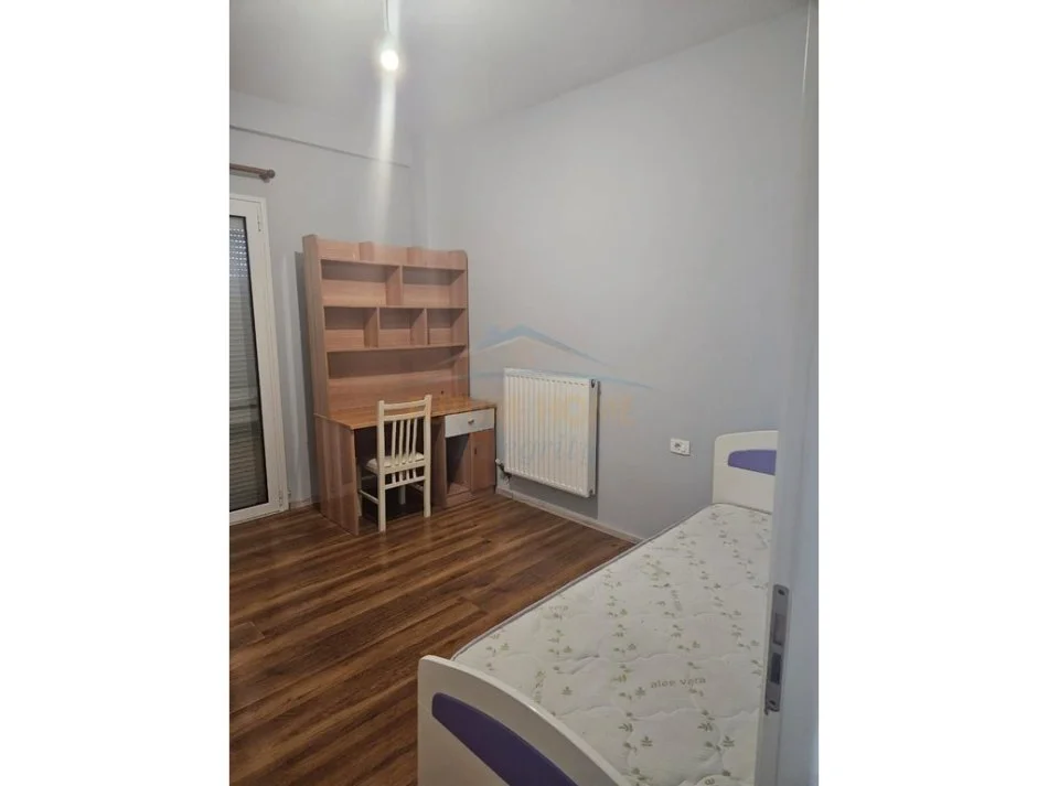 Tirane, jepet me qera Vile 3+1 Kati 3, 160 m² 550 € 