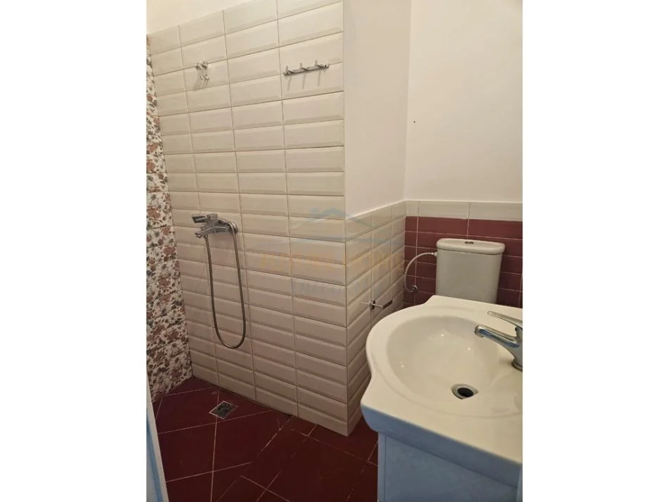 Tirane, jepet me qera Vile 3+1 Kati 3, 160 m² 550 € 