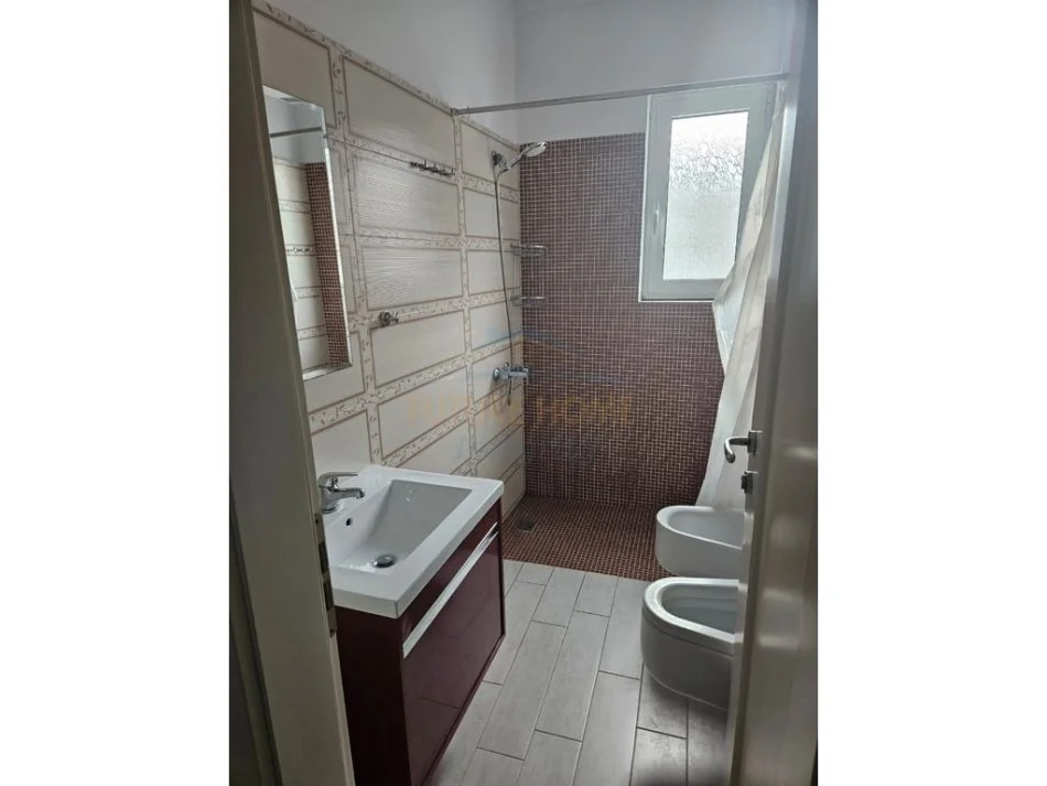 Tirane, jepet me qera Vile 3+1 Kati 3, 160 m² 550 € 