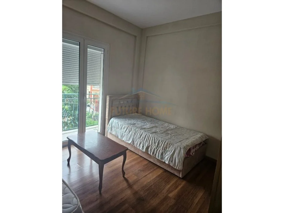 Tirane, jepet me qera Vile 3+1 Kati 3, 160 m² 550 € 