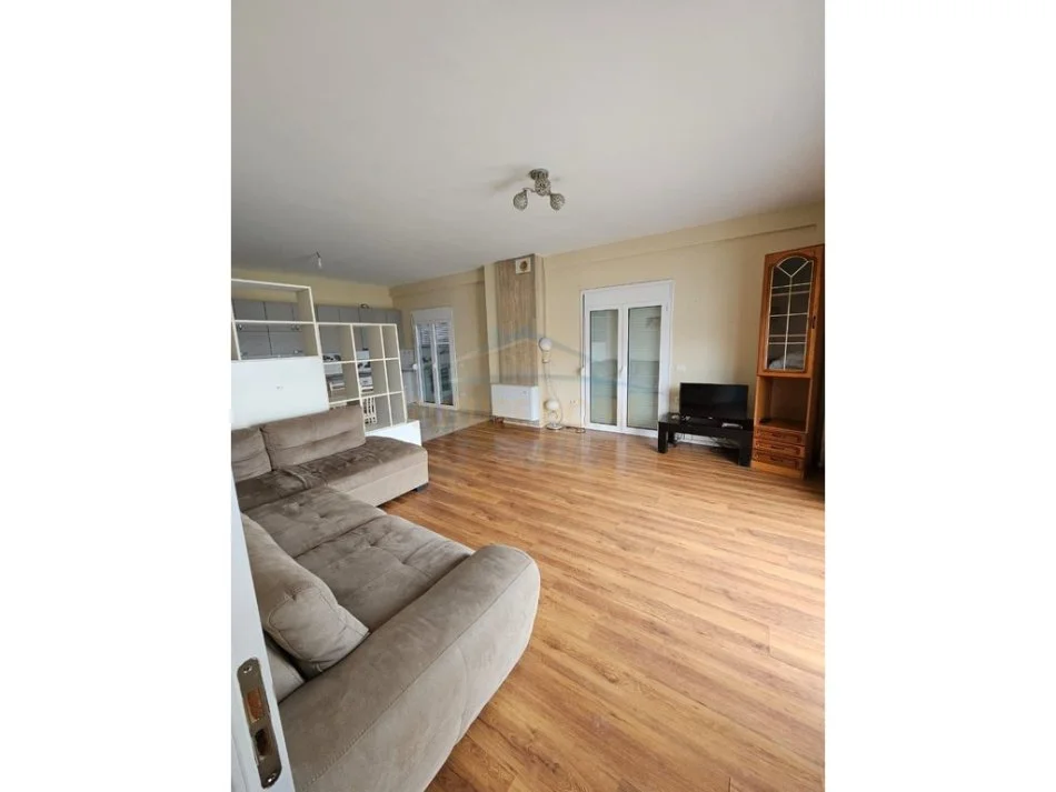 Tirane, jepet me qera Vile 3+1 Kati 3, 160 m² 550 € 