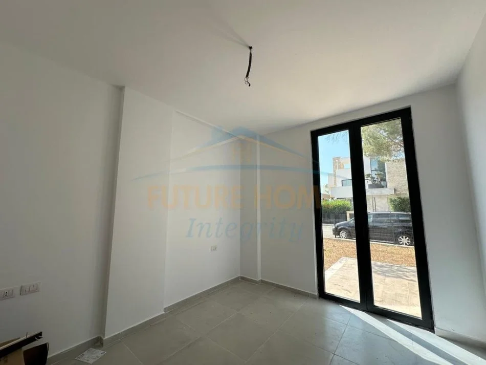 Durres, shitet Vile 2 Katshe me hipoteke 1.200.000 € Kompleksi San Pietro (Gjiri i Lalëzit)