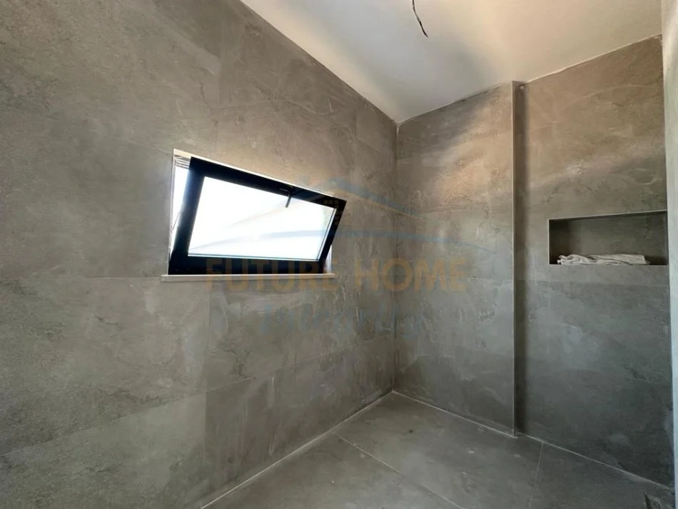 Durres, shitet Vile 2 Katshe me hipoteke 1.200.000 € Kompleksi San Pietro (Gjiri i Lalëzit)