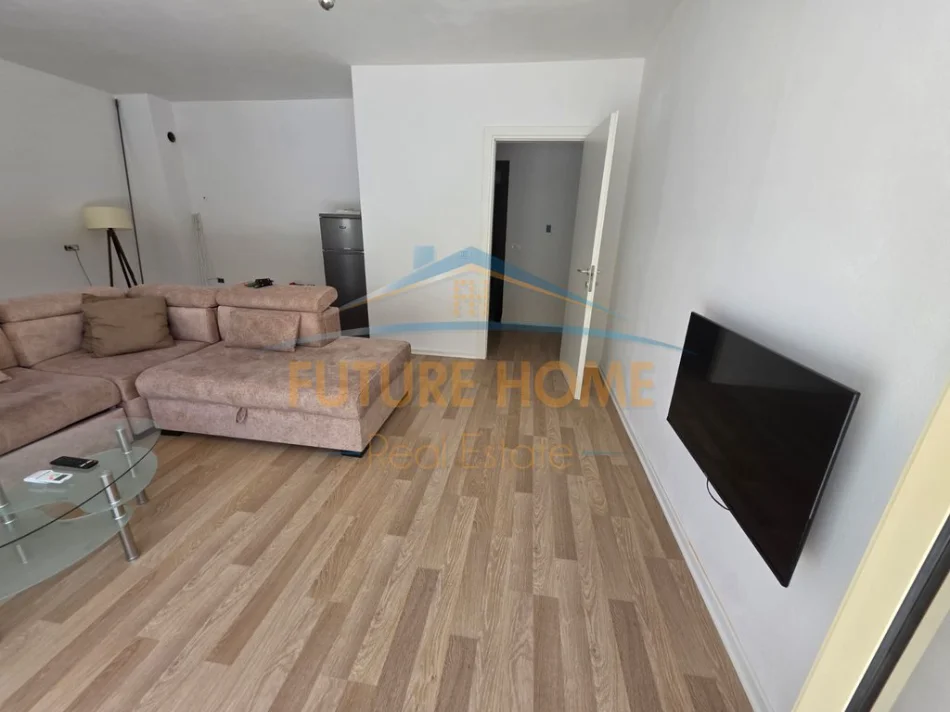 Tirane, jepet me qera apartament 1+1+Ballkon Kati 1, 154 m² 450 € (Shkoze)