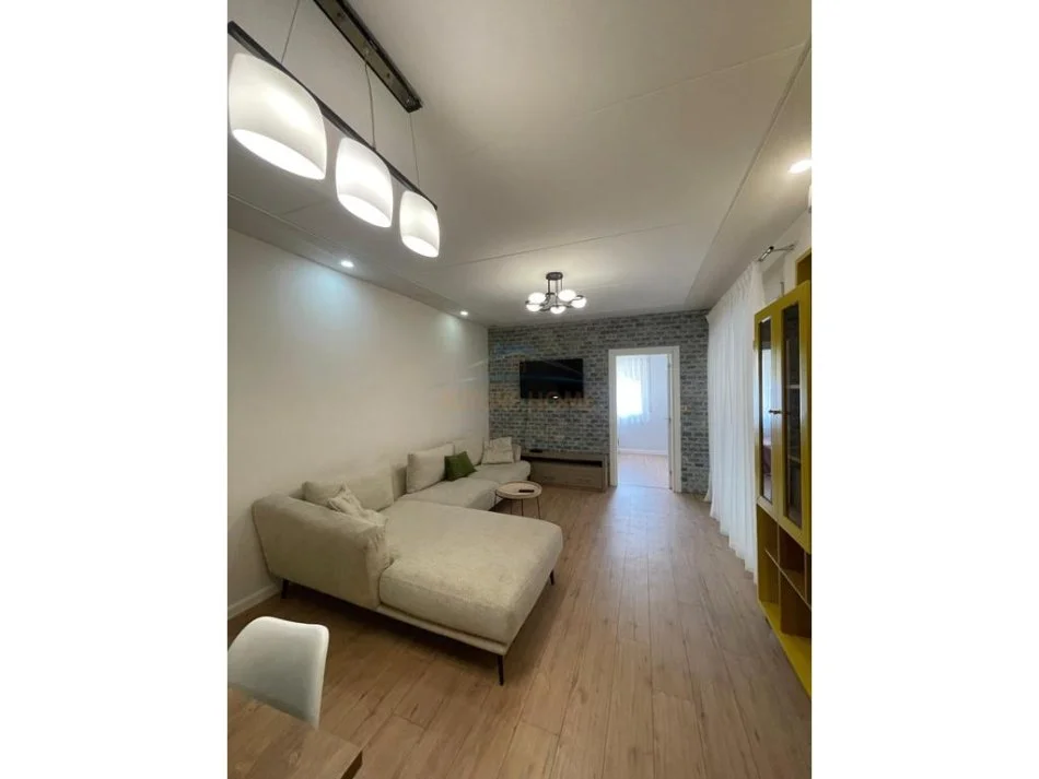 Tirane, jepet me qera apartament 2+1 Kati 1, 94 m² 800 € 