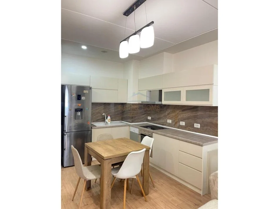 Tirane, jepet me qera apartament 2+1 Kati 1, 94 m² 800 € 