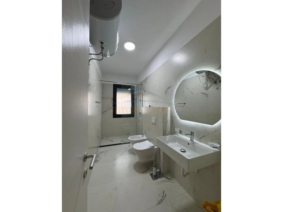 Tirane, jepet me qera apartament 2+1+Aneks+Ballkon Kati 4, 116 m² 1.500 € (LIQENI I THATE)