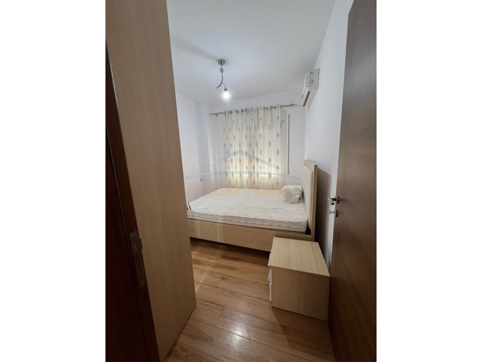 Tirane, jepet me qera apartament 2+1 Kati 0, 70 m² 600 €