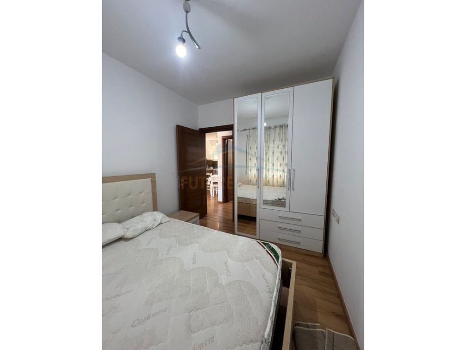 Tirane, jepet me qera apartament 2+1 Kati 0, 70 m² 600 €