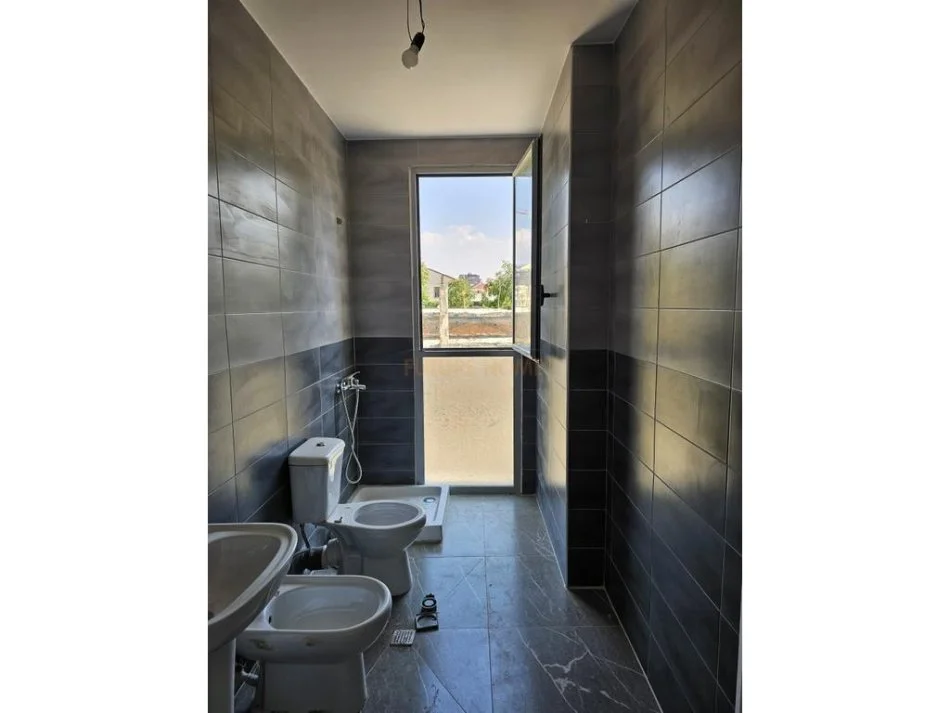 Tirane, jepet me qera apartament 2+1+Aneks+Ballkon Kati 2, 88 m² 430 € (RRUGA 5 MAJ)