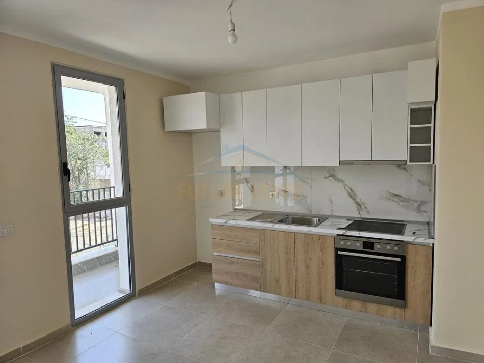 Tirane, jepet me qera apartament 2+1+Aneks+Ballkon Kati 2, 88 m² 430 € (RRUGA 5 MAJ)