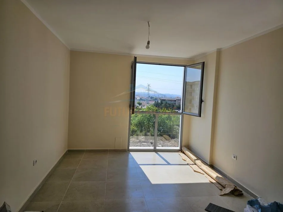 Tirane, jepet me qera apartament 1+1+Aneks+Ballkon Kati 2, 72 m² 350 € (RRUGA 5 MAJ)