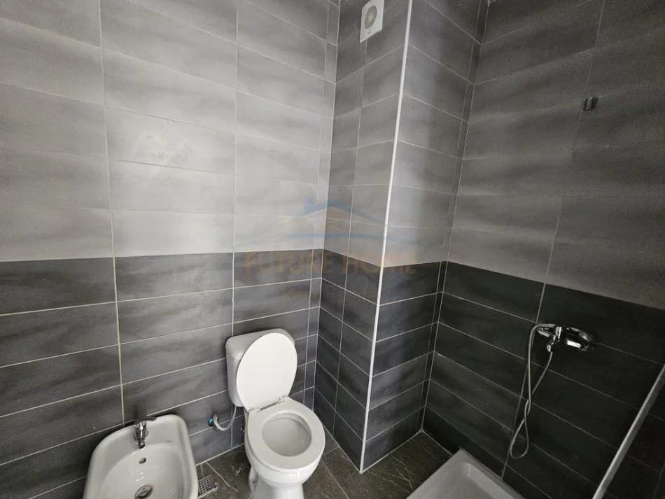 Tirane, jepet me qera apartament 1+1+Aneks+Ballkon Kati 2, 72 m² 350 € (RRUGA 5 MAJ)