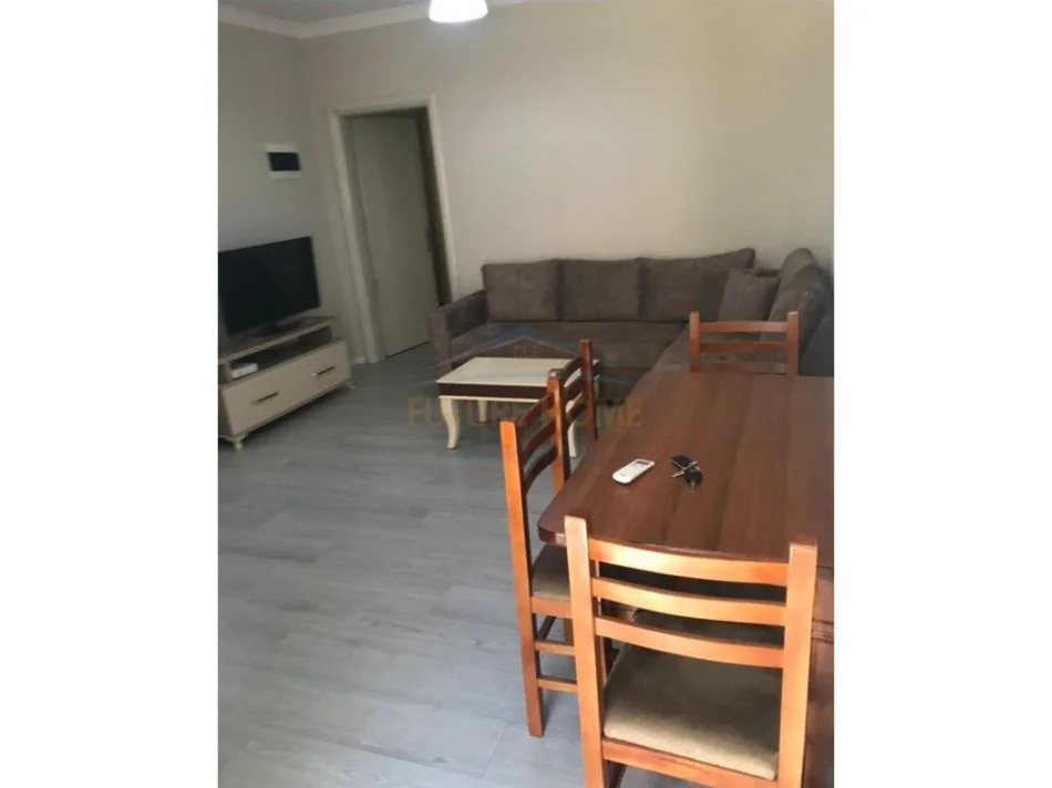 Tirane, jepet me qera apartament 1+1 Kati 1, 60 m² 40.000 leke (Ish Tregu Elektrik, pranë Kompleksit Grand)
