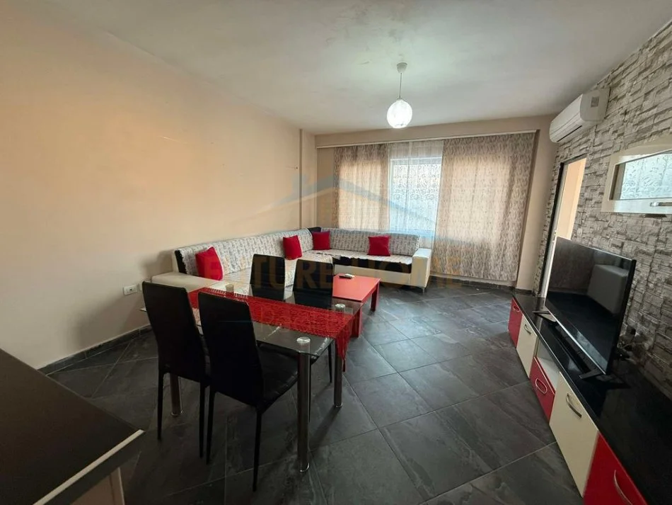 Tirane, jepet me qera apartament 1+1+Ballkon Kati 10, 70 m² 400 € (PALLATET ROMARIO)  UNA37333
