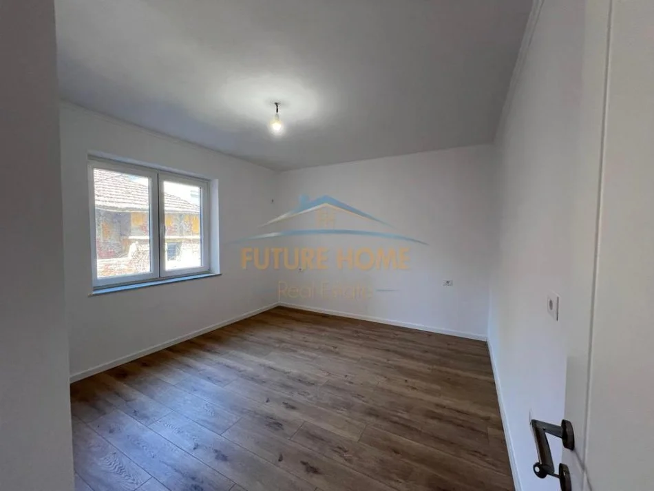 Tirane, jepet me qera apartament 2+1 Kati 2, 83 m² 900 € (RRUGA E DURRESIT, PERBALLE HOTEL COLOSSEUT)