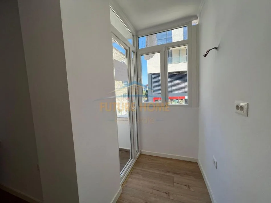 Tirane, jepet me qera apartament 2+1 Kati 2, 83 m² 900 € (RRUGA E DURRESIT, PERBALLE HOTEL COLOSSEUT)