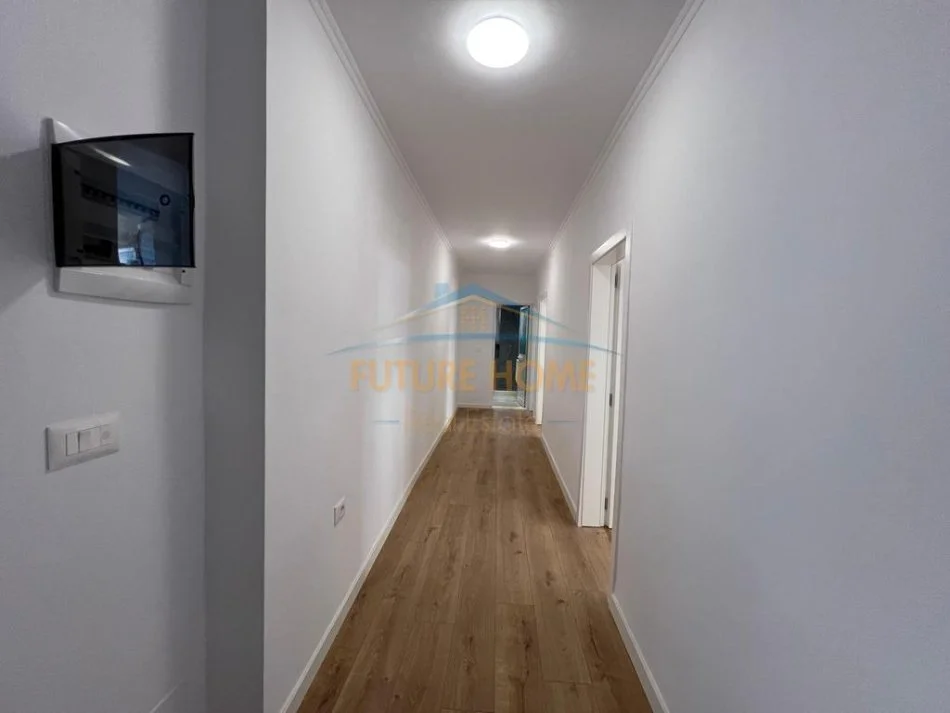 Tirane, jepet me qera apartament 2+1 Kati 2, 83 m² 900 € (RRUGA E DURRESIT, PERBALLE HOTEL COLOSSEUT)