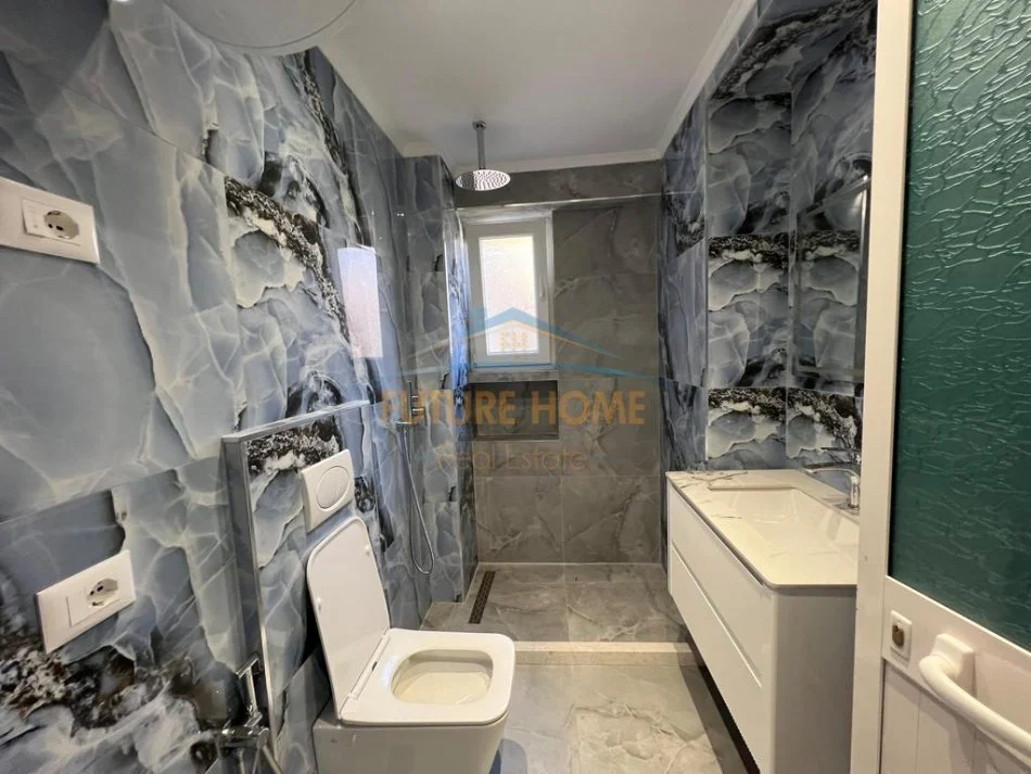 Tirane, jepet me qera apartament 2+1 Kati 2, 83 m² 900 € (RRUGA E DURRESIT, PERBALLE HOTEL COLOSSEUT)