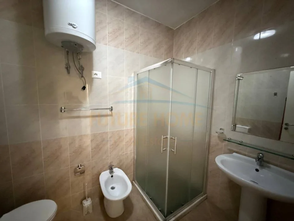 Tirane, jepet me qera apartament 1+1+Ballkon Kati 5, 79 m² 500 € (RESTORANT FRESKU)