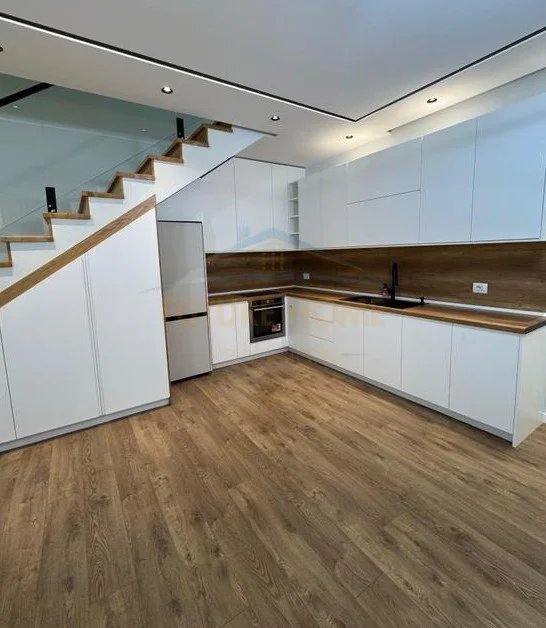 Tirane, jepet me qera Vile 2 Katshe Kati 2, 119 m² 900 € (fresku)