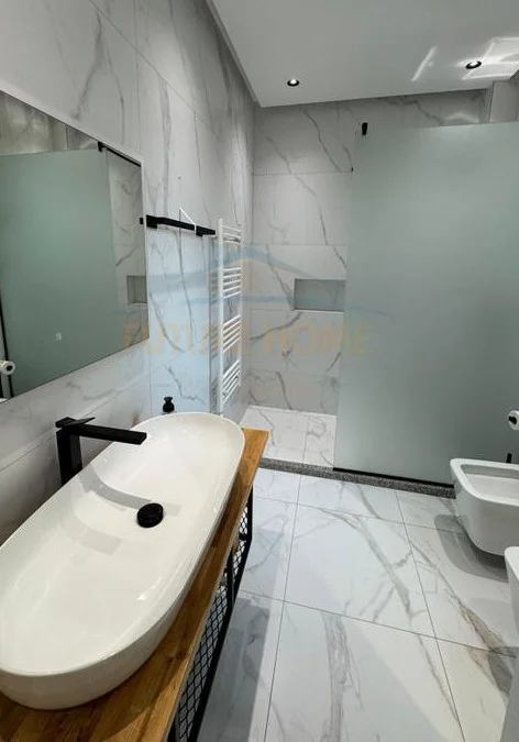 Tirane, jepet me qera Vile Kati 0, 250 m² 900 € (Fresku)