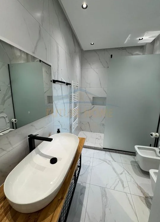 Tirane, jepet me qera Vile 2 Katshe Kati 2, 119 m² 900 € (fresku)