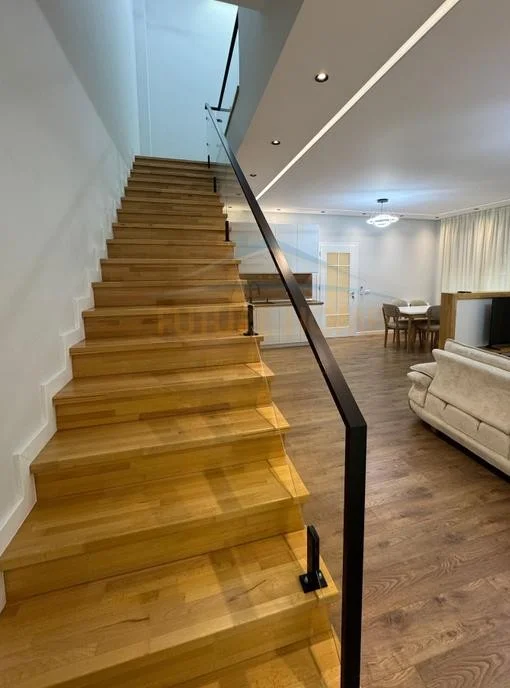 Tirane, jepet me qera Vile Kati 0, 250 m² 900 € (Fresku)