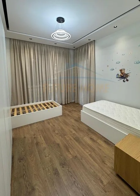 Tirane, jepet me qera Vile Kati 0, 250 m² 900 € (Fresku)