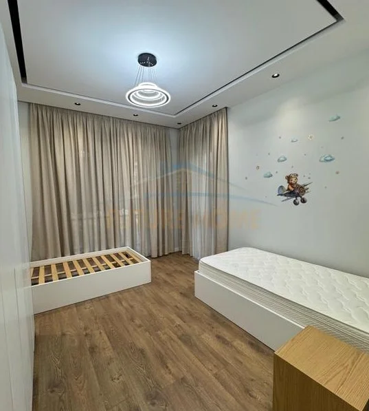 Tirane, jepet me qera Vile 2 Katshe Kati 2, 119 m² 900 € (fresku)